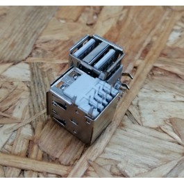 Conector de USB Duplo C/ Ligação em Cima C/ Tamanho A: 14 mm L: 13 mm C:18 mm P:8 Ref: 40