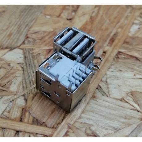 Conector de USB Duplo C/ Ligação em Cima C/ Tamanho A: 14 mm L: 13 mm C:18 mm P:8 Ref: 40